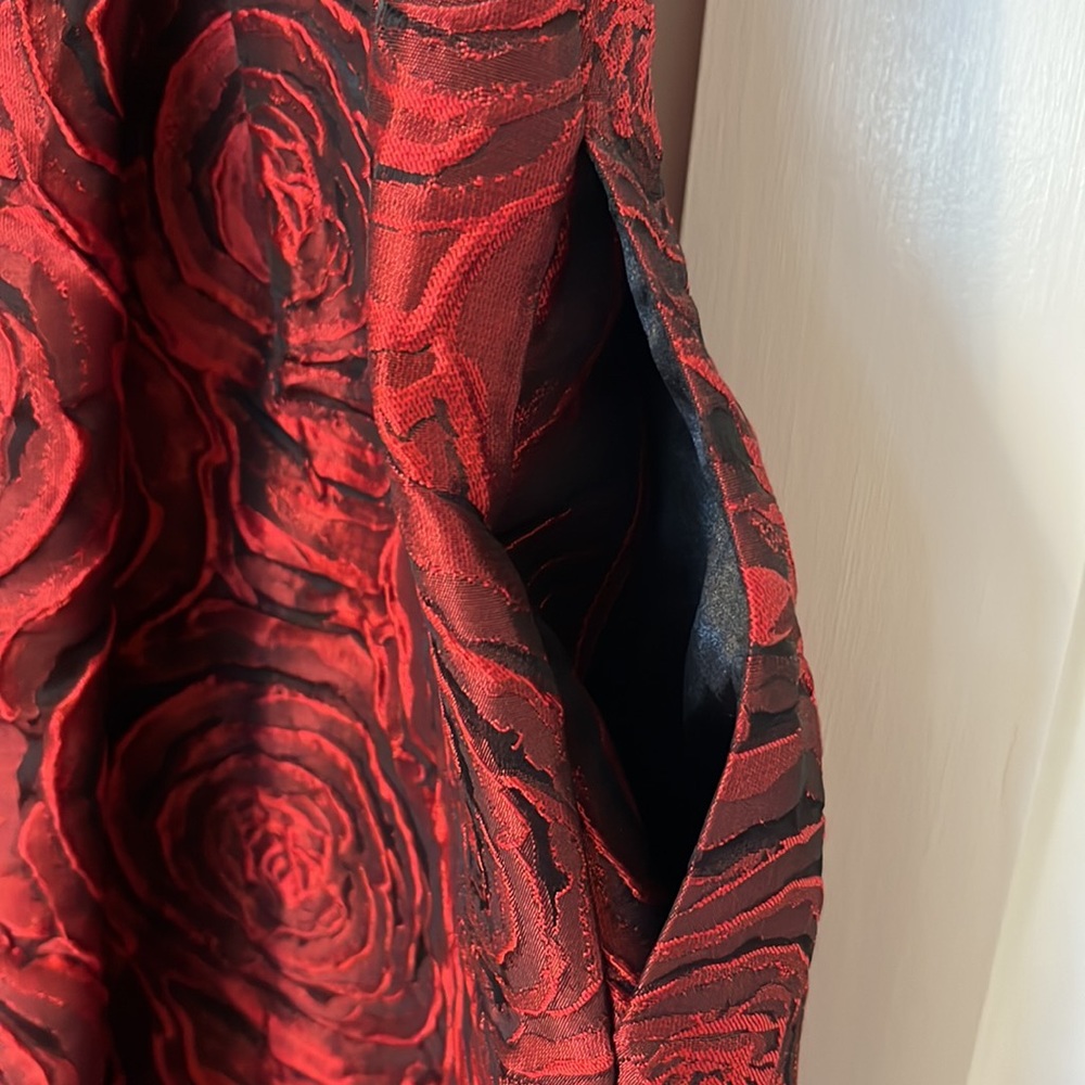 Luxury dark red / black dress, sleeveless, with pockets. Size 14W. Pleated. - Picture 3 of 4